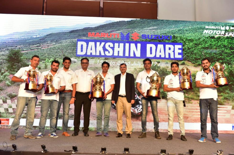 Winners of 2017 Maruti Suzuki Dakshin Dare felicitated by Mr. Tarun Garg, Executive Vice President – Marketing, Maruti Suzuk