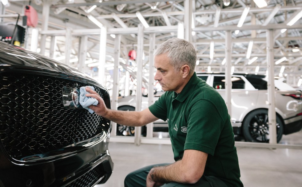 02_Jaguar F-PACE José Mourinho Surprise Visit
