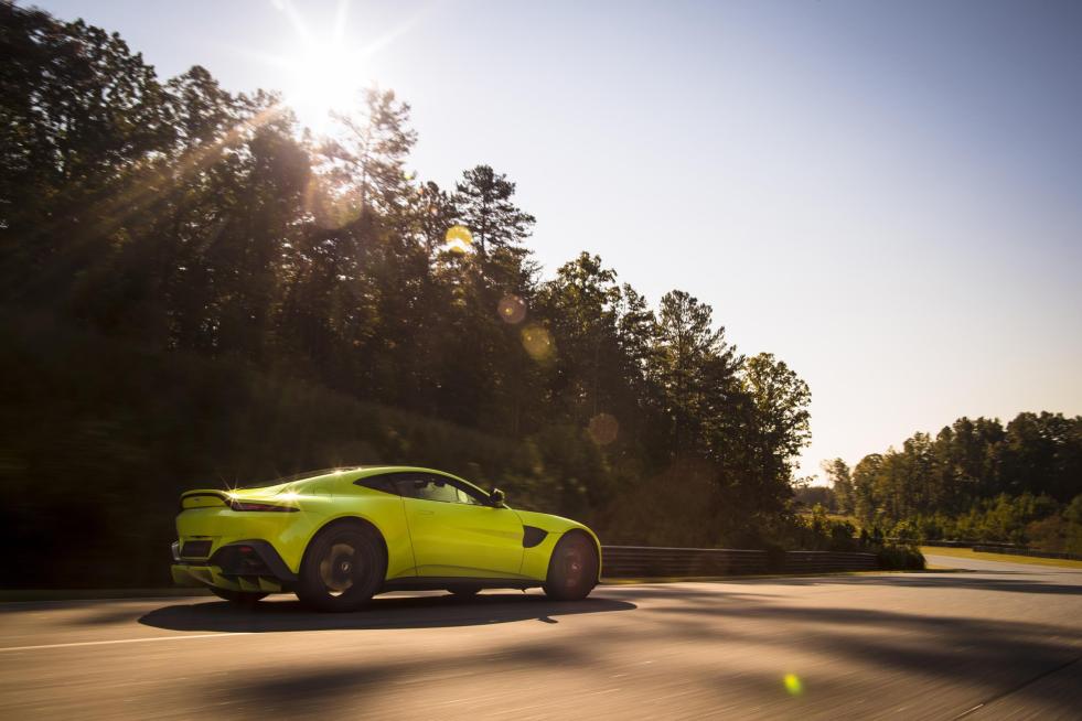 1480243_Aston Martin Vantage_Lime Essence_04