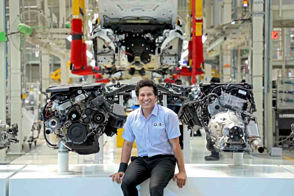 02 Mr. Sachin Tendulkar with BMW Engine &amp; Transmission at the launch of SKILL NEXT