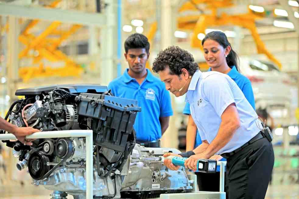 05 Sachin Tendulkar with Anna University Students at BMW Group Plant Chennai
