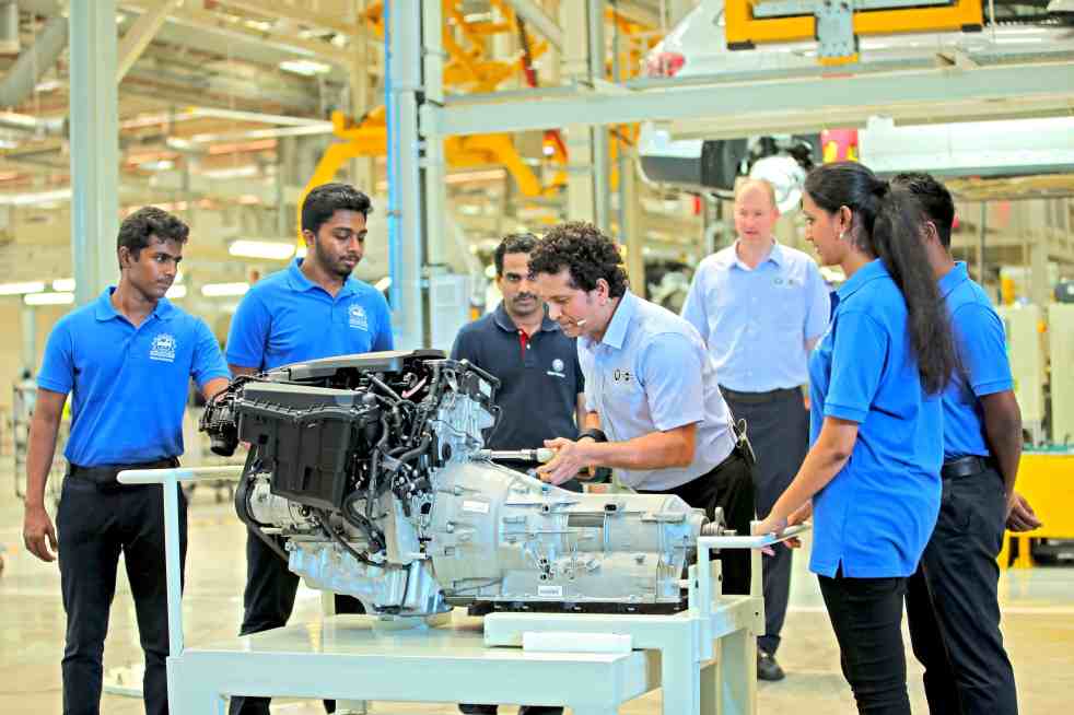 06 Sachin Tendulkar with Anna University Students at BMW Group Plant Chennai