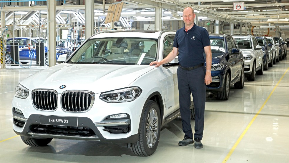 Dr. Jochen Stallkamp, MD, BMW Group Plant Chennai with the all-new BMW X3