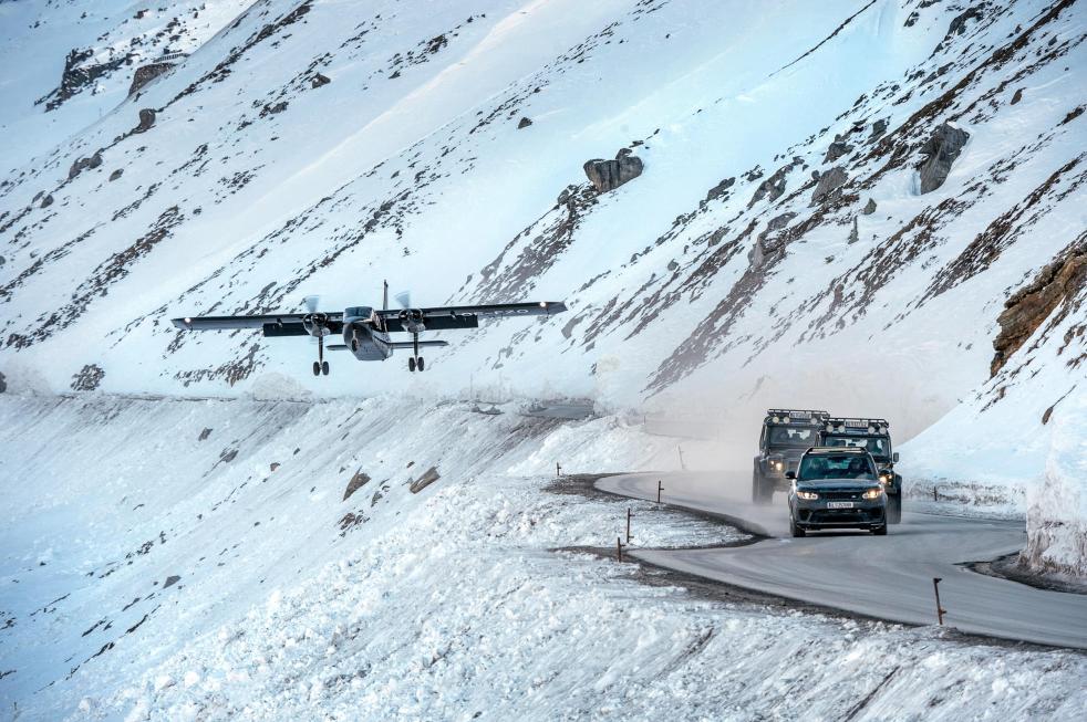 1546326_007_Bond Elements_Vehicles on location