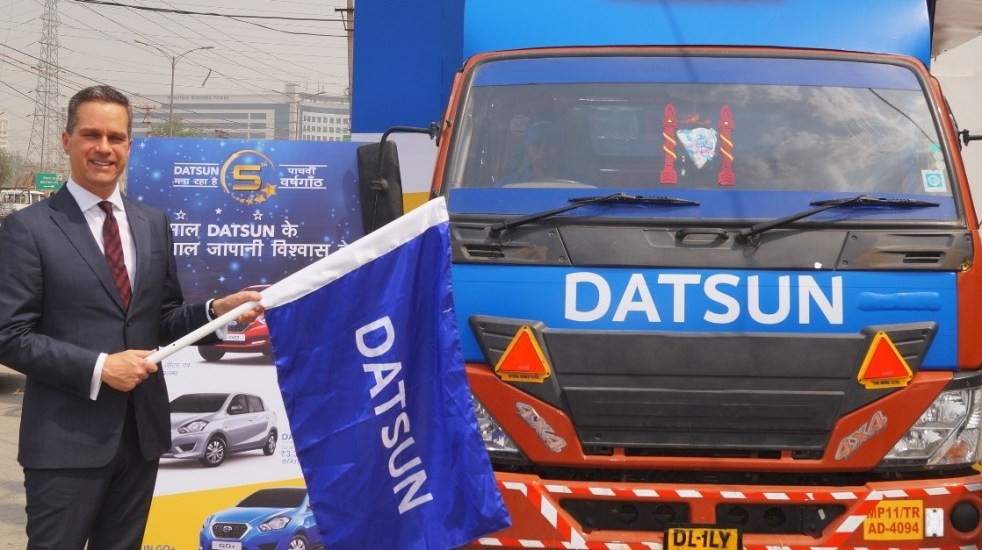 Peter Clissold, VP Marketing, Nissan Motor India Pvt. Ltd. flagging off the third leg of ‘Datsun Experience Zone_ from Vertex Nissan in Gurgaon