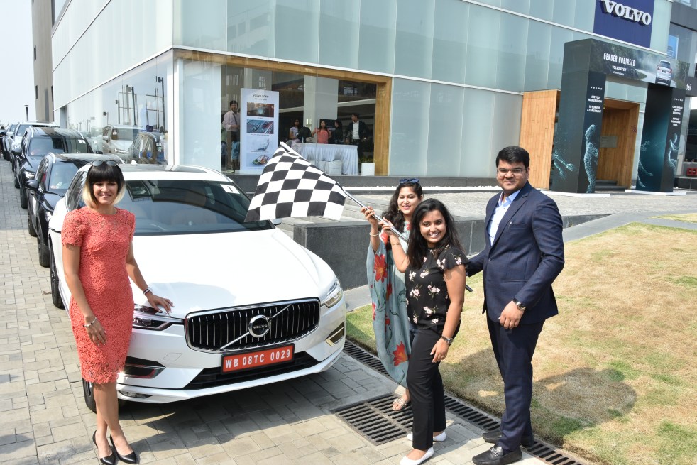 Mr Nikunj Sanwaria, Director, SPL Volvo flagging off the Volvo Gender Equality Women Car Drive DSC_7992