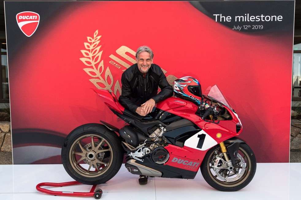 Carl Fogarty and the Panigale V4 25° Anniversario 916